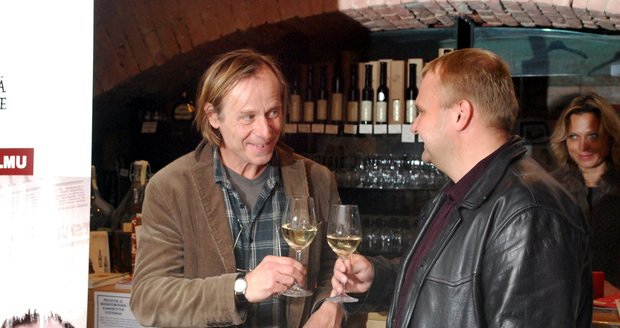 Karel Roden si ťuká svým vínem s producentem Tomášem Vicanem.