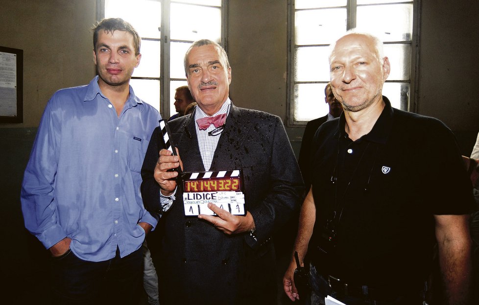 Producent snímku Adam Dvořák, ministr zahraničních věcí Karel Schwarzenberg a režisér Petr Nikolaev oslavili první klapku.