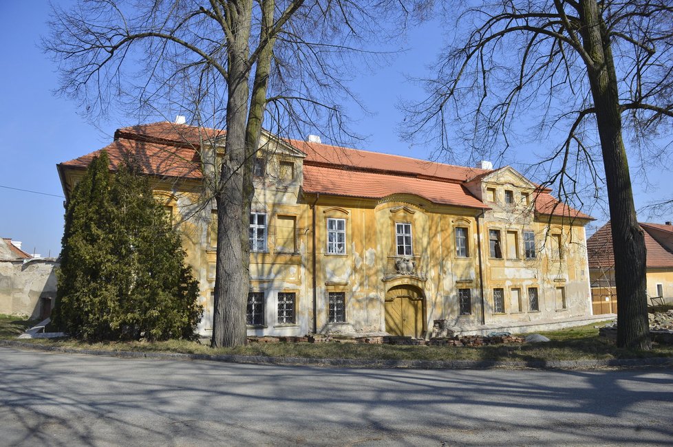 Na zámku Skrýšov žije Karel Roden.