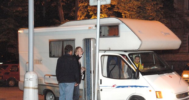 Karel Roden má místo limuzíny obytný vůz.