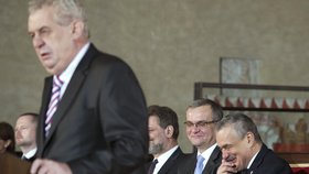 Karel Schwarzenberg s Miroslavem Kalouskem se za zády smějí Miloši Zemanovi.
