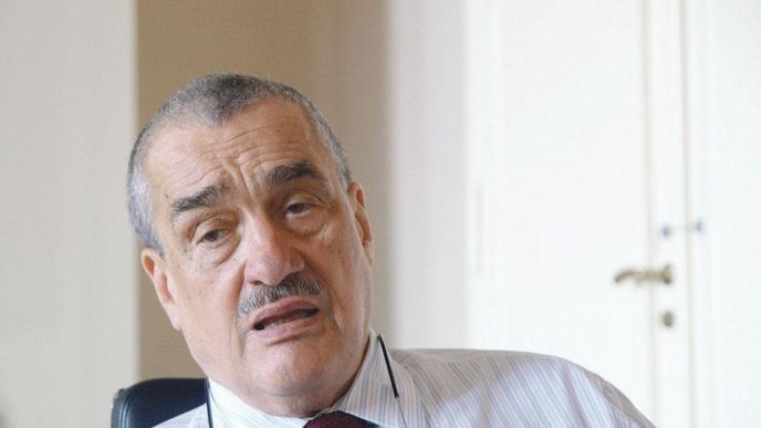 Karel Schwarzenberg (79) - 6,6 procenta. Místopředseda vlády, ministr zahraničí, poslanec, předseda TOP 09, pochází z orlické větve šlechtického rodu Schwarzenbergů. "Statky přicházejí a odcházejí. V dějinách se tohle opakuje stále. Kdybych měl vypočítávat, kdy a kdo nám už zkonfiskoval majetek, byla by to dlouhá řada..." Jen jedna z vět, která svědčí o tom, s jakým nadhledem bere předseda TOP 09 politiku. Kandidaturu na prezidenta ohlásil jako první, v průzkumech si ale příliš dobře nevede. S tím, jak se blíží prezidentská kampaň, se v médiích začínají objevovat úvahy o jeho zdraví, o tom, jestli si můžeme dovolit hlavu státu, která na významných akcích pospává... Schwarzenberg to bere, jak jinak, s nadhledem.