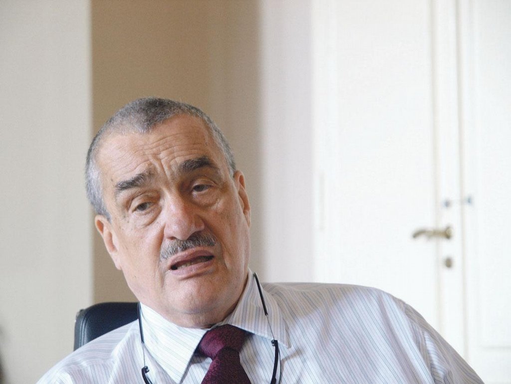 Karel Schwarzenberg (79) - 6,6 procenta. Místopředseda vlády, ministr zahraničí, poslanec, předseda TOP 09, pochází z orlické větve šlechtického rodu Schwarzenbergů. &#34;Statky přicházejí a odcházejí. V dějinách se tohle opakuje stále. Kdybych měl vypočítávat, kdy a kdo nám už zkonfiskoval majetek, byla by to dlouhá řada...&#34; Jen jedna z vět, která svědčí o tom, s jakým nadhledem bere předseda TOP 09 politiku. Kandidaturu na prezidenta ohlásil jako první, v průzkumech si ale příliš dobře nevede. S tím, jak se blíží prezidentská kampaň, se v médiích začínají objevovat úvahy o jeho zdraví, o tom, jestli si můžeme dovolit hlavu státu, která na významných akcích pospává... Schwarzenberg to bere, jak jinak, s nadhledem.