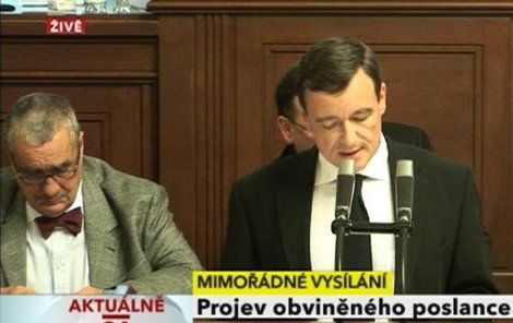 Ministrovi povážlivě stoupala a klesala ospalá hlava.