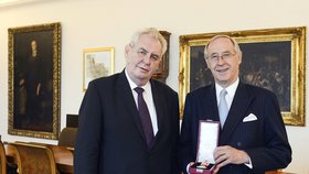 Miloš Zeman vyznamenal bývalého rakouského velvyslance Trauttmansdorffa.