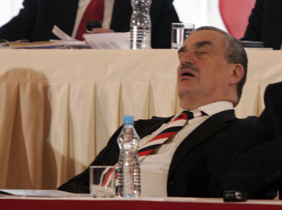 Karel Schwarzenberg je proslulý tím, že se rád prospí…