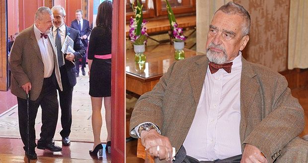 Unavený Schwarzenberg poprvé po operaci na veřejnosti: Zdříml si a laškoval s hosteskou