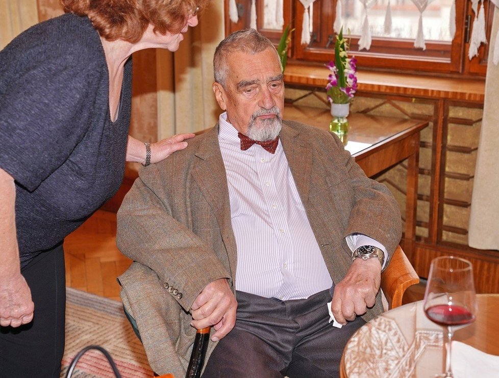 Karel Schwarzenberg se po dlouhém pobytu v nemocnici objevil na veřejnosti (17. 5. 2019)