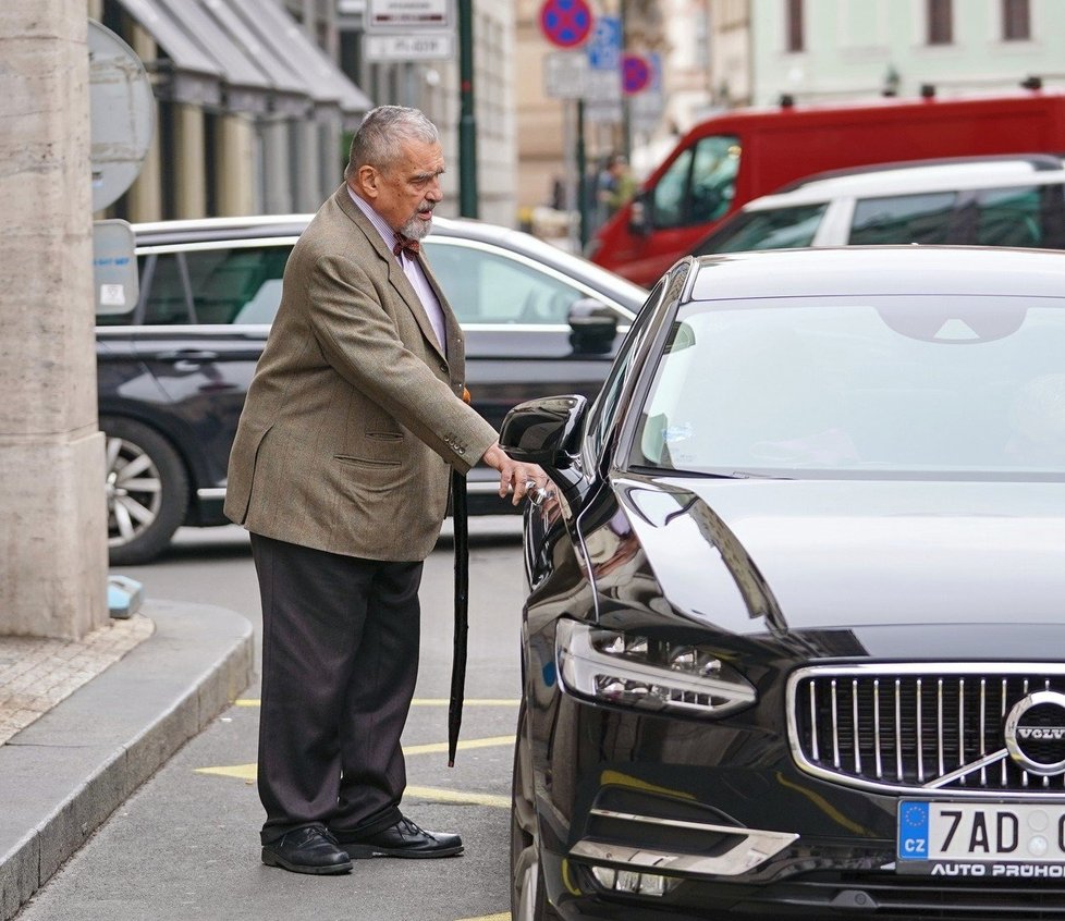 Karel Schwarzenberg se po dlouhém pobytu v nemocnici objevil na veřejnosti (17. 5. 2019)