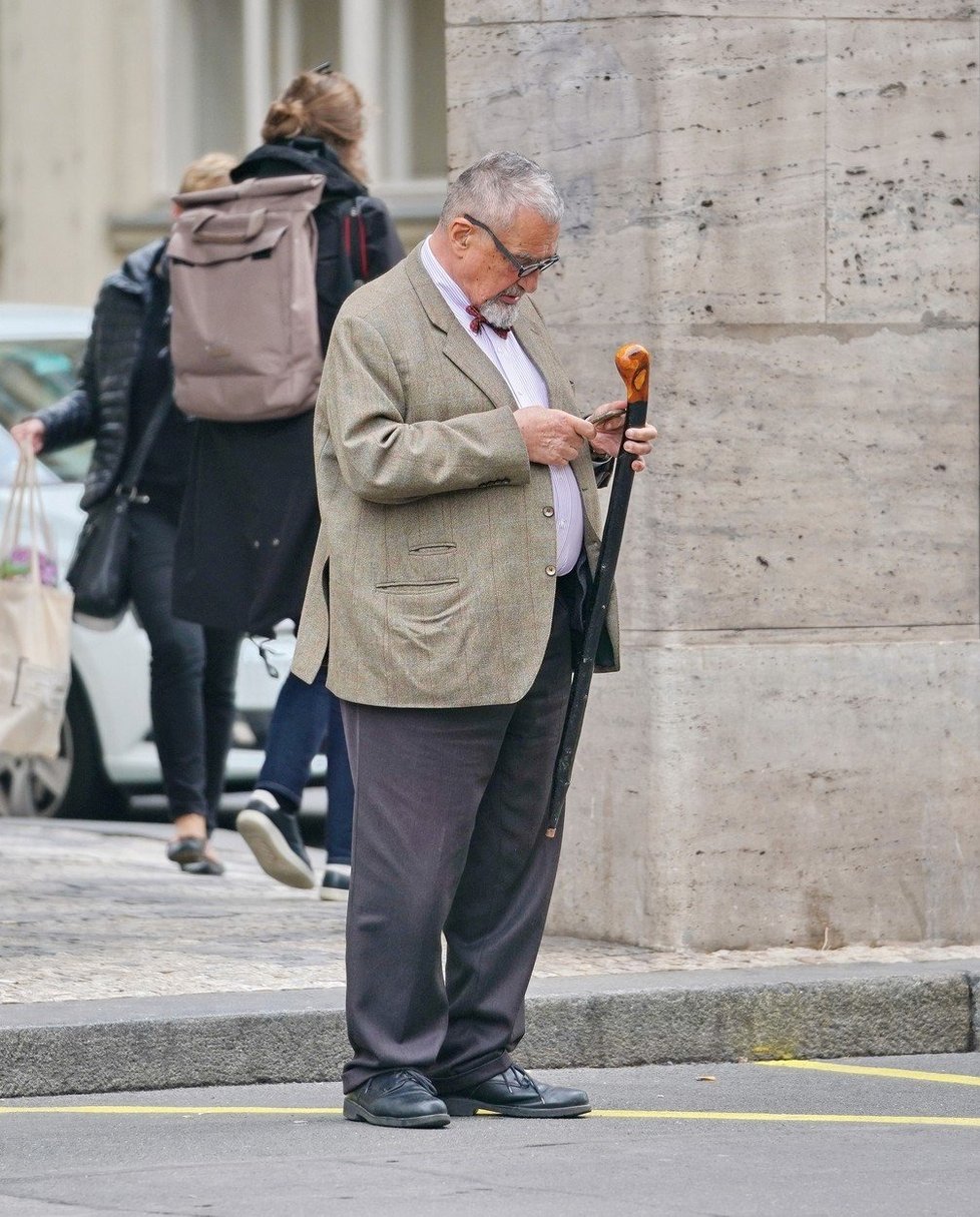 Karel Schwarzenberg se po dlouhém pobytu v nemocnici objevil na veřejnosti. (17. 5. 2019)