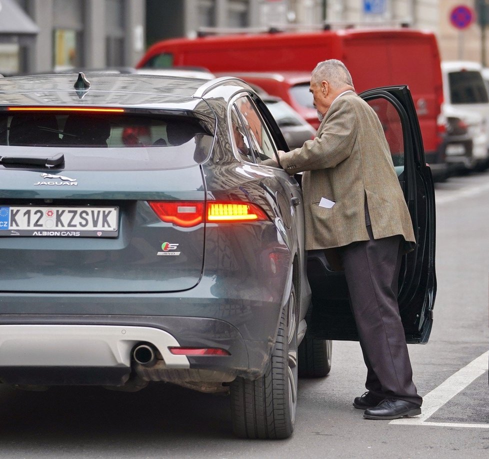 Karel Schwarzenberg se po dlouhém pobytu v nemocnici objevil na veřejnosti. (17. 5. 2019)