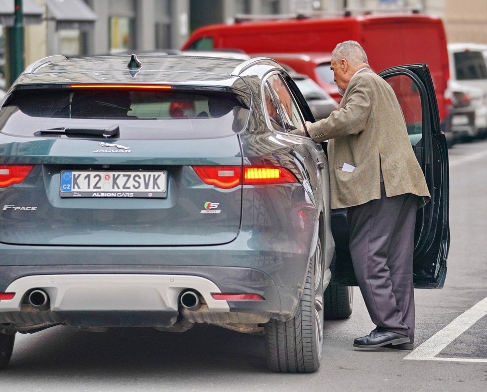 Karel Schwarzenberg se po dlouhém pobytu v nemocnici objevil na veřejnosti (17. 5. 2019)