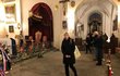 Rakev se zesnulým politikem a hradním kancléřem Karlem Schwarzenbergem v kostele Maltézských rytířů Panny Marie pod řetězem, 6. prosince 2023, Praha ve večerních hodinách.