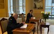 Do kondolenční knihy v Černínském paláci se přišli zapsat diplomaté i lidé z řad veřejnosti