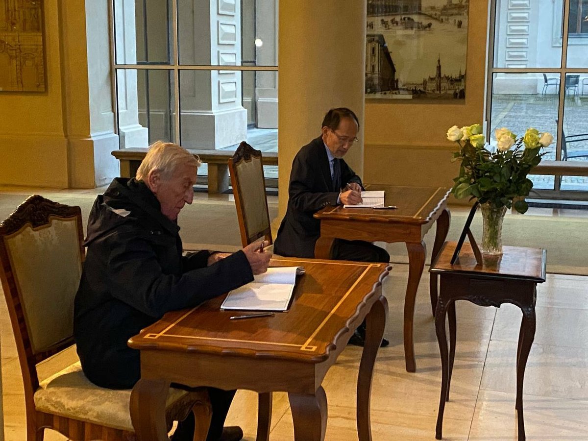 Do kondolenční knihy v Černínském paláci se přišli zapsat diplomaté i lidé z řad veřejnosti