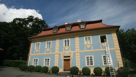 Karel Schwarzenberg trávil jaro v době koronavirové pandemie v „přírodní izolaci“ na zámku Dřevíč.