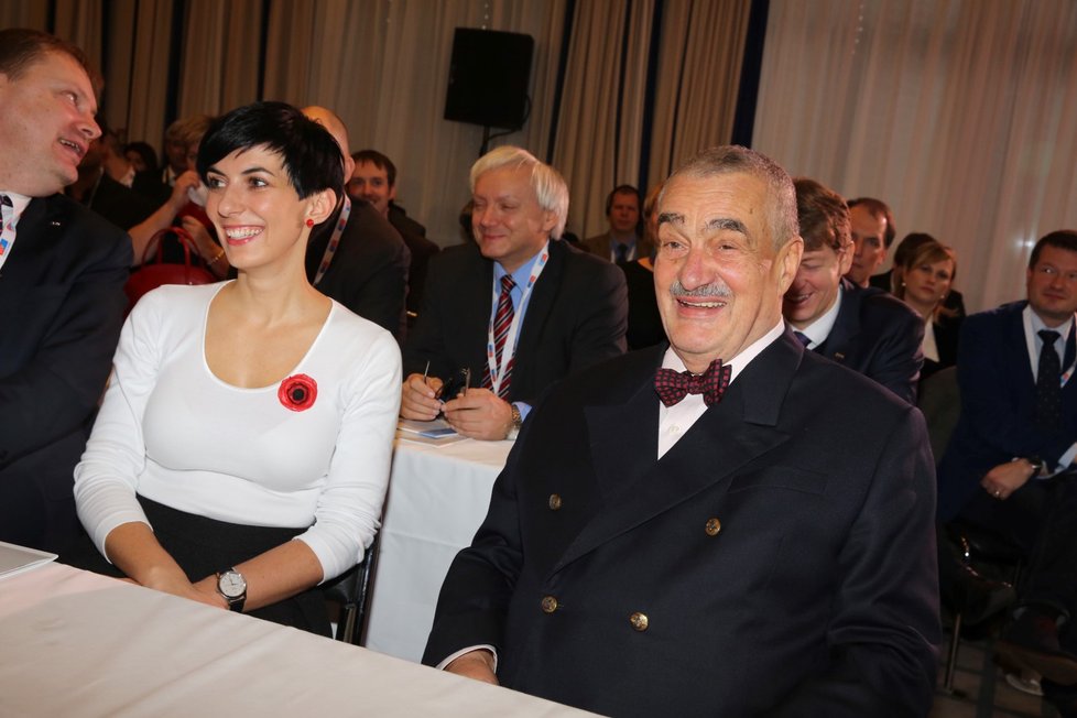 Karel Schwarzenberg s Markétou Pekarovou Adamovou v roce 2016.