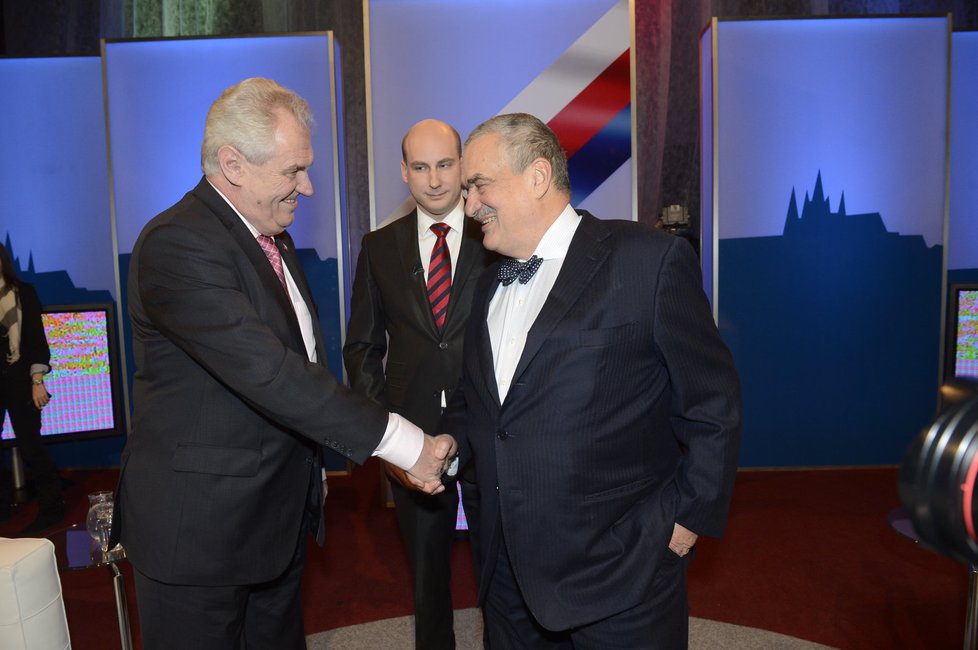 Miloš Zeman a Karel Schwarzenberg si před duelem potřásli rukou.