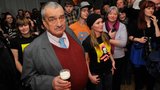 Schwarzenberg si místo Hradu užívá „bary s holkami“. Poslancem chce být znovu