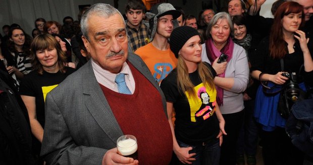 Schwarzenberg si místo Hradu užívá „bary s holkami“. Poslancem chce být znovu