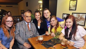 Karel Schwarzenberg na pivě s mladými příznivci. Tentokrát v Olomouci