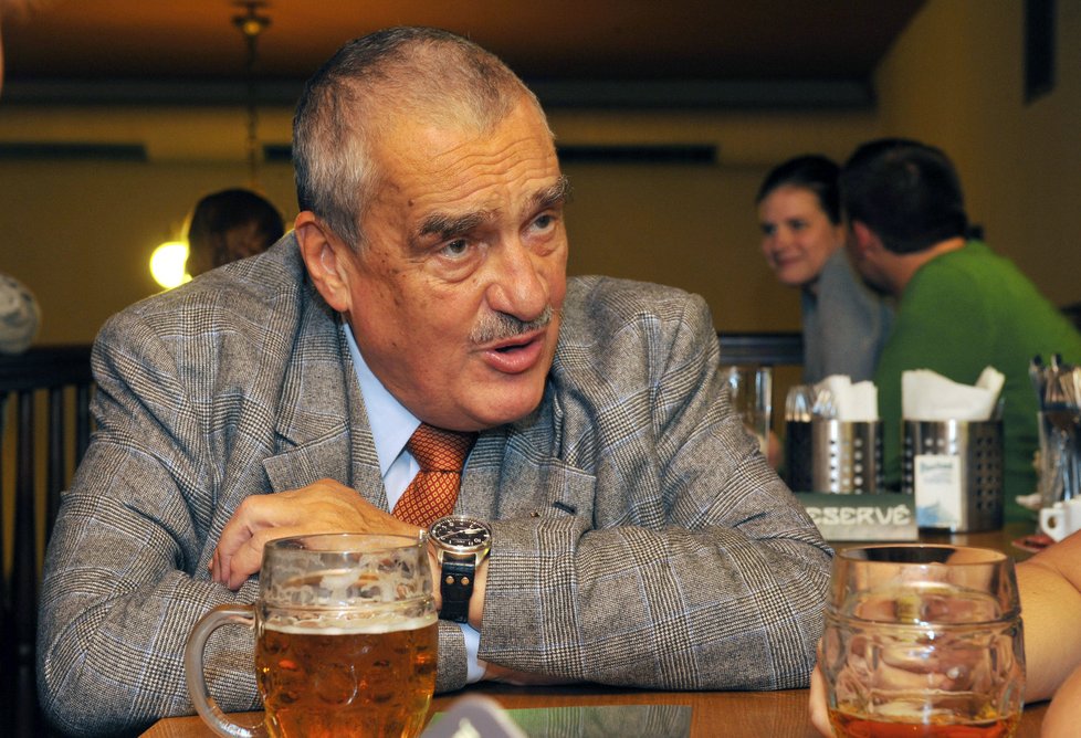 Karel Schwarzenberg pivo rád. Během předvolební kampaně ho jeho program zavede do řady hospod