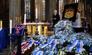 Schwarzenbergův pohřeb: Rakev se vydala na poslední cestu, mši zakončila hymna