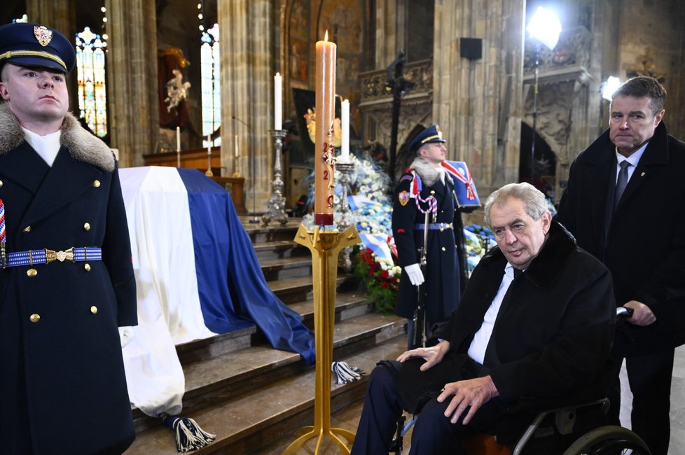 Pohřeb Karla Schwarzenberga: Exprezident Miloš Zeman.