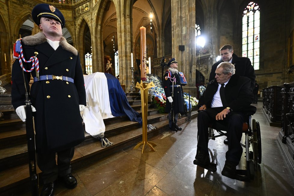 Pohřeb Karla Schwarzenberga: Exprezident Miloš Zeman.