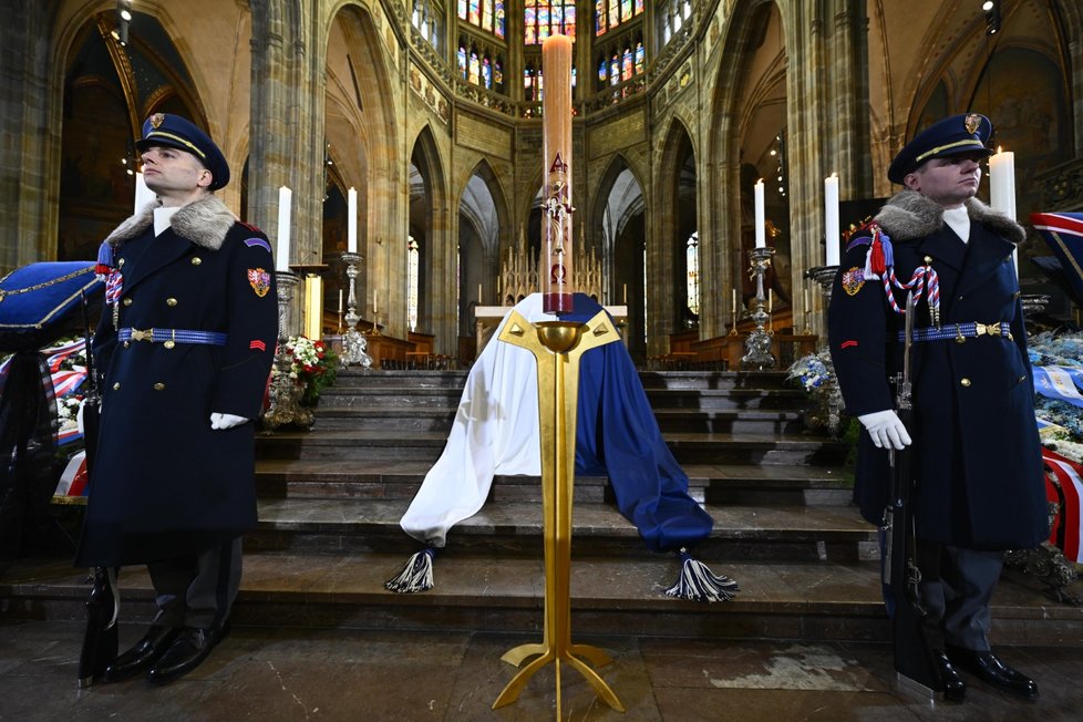 Pohřeb Karla Schwarzenberga: Rakev v katedrále sv. Víta.