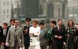 Princ Charles a princezna Diana navštívili v květnu roku 1991 Prahu. Setkali se i s tehdejším kancléřem Karlem Schwarzenbergem. Princ Charles a princezna Diana navštívili v květnu roku 1991 Prahu. Setkali se i s tehdejším kancléřem Karlem Schwarzenbergem.