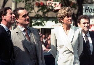 Princ Charles a princezna Diana navštívili v květnu roku 1991 Prahu. Setkali se i s tehdejším kancléřem Karlem Schwarzenbergem.