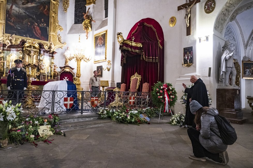 Třetí, poslední den byla rakev s Karlem Schwarzenbergem vystavena v kostele Maltézských rytířů Panny Marie pod řetězem (8.12.2023)