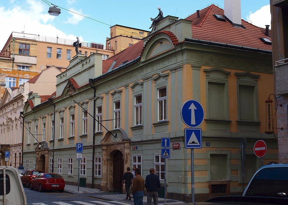 Budova stojí poblíž Deymovského paláce.