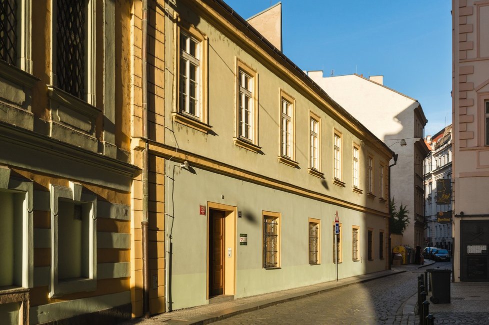 Deymovský palác i sousední dům v Ostrovní 13 Karlu Schwarzenbergovi patří.