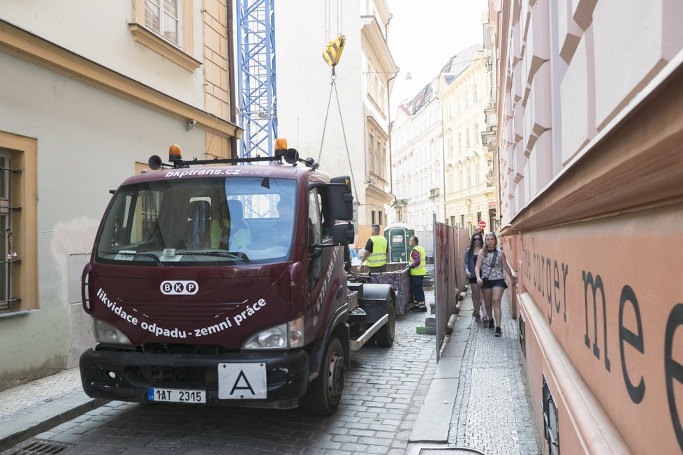 Stavba zabírá celou ulici, průchozí je jen po jednom chodníku.