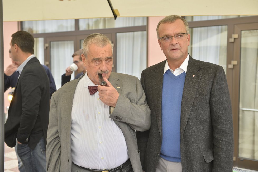 Karel Schwarzenberg se svou oblíbenou dýmkou a Miroslavem Kalouskem