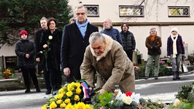 Karel Schwarzenberg a Miroslav Kalousek u hrobu Jana Palacha (15. 1. 2016)