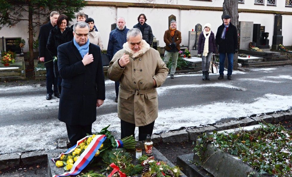 Karel Schwarzenberg a Miroslav Kalousek u hrobu Jana Palacha (15. 1. 2016)