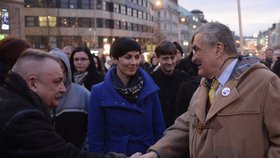 Karel Schwarzenberg  25. února 2016 na Václavském náměstí během demonstrace "Oligarchům zvoní hrana". V modrém kabátu místopředsedkyně TOP 09 Markéta Adamová