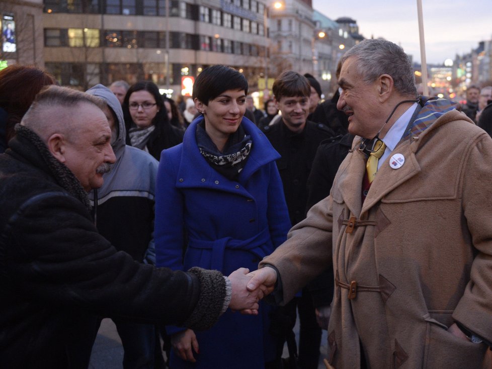 Karel Schwarzenberg 25. února 2016 na Václavském náměstí během demonstrace &#34;Oligarchům zvoní hrana&#34;. V modrém kabátu místopředsedkyně TOP 09 Markéta Adamová