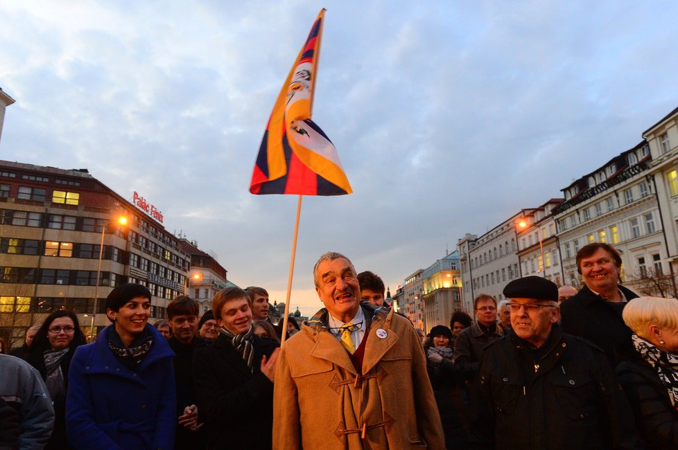 Karel Schwarzenberg 25. února 2016 na Václavském náměstí během demonstrace „Oligarchům zvoní hrana“