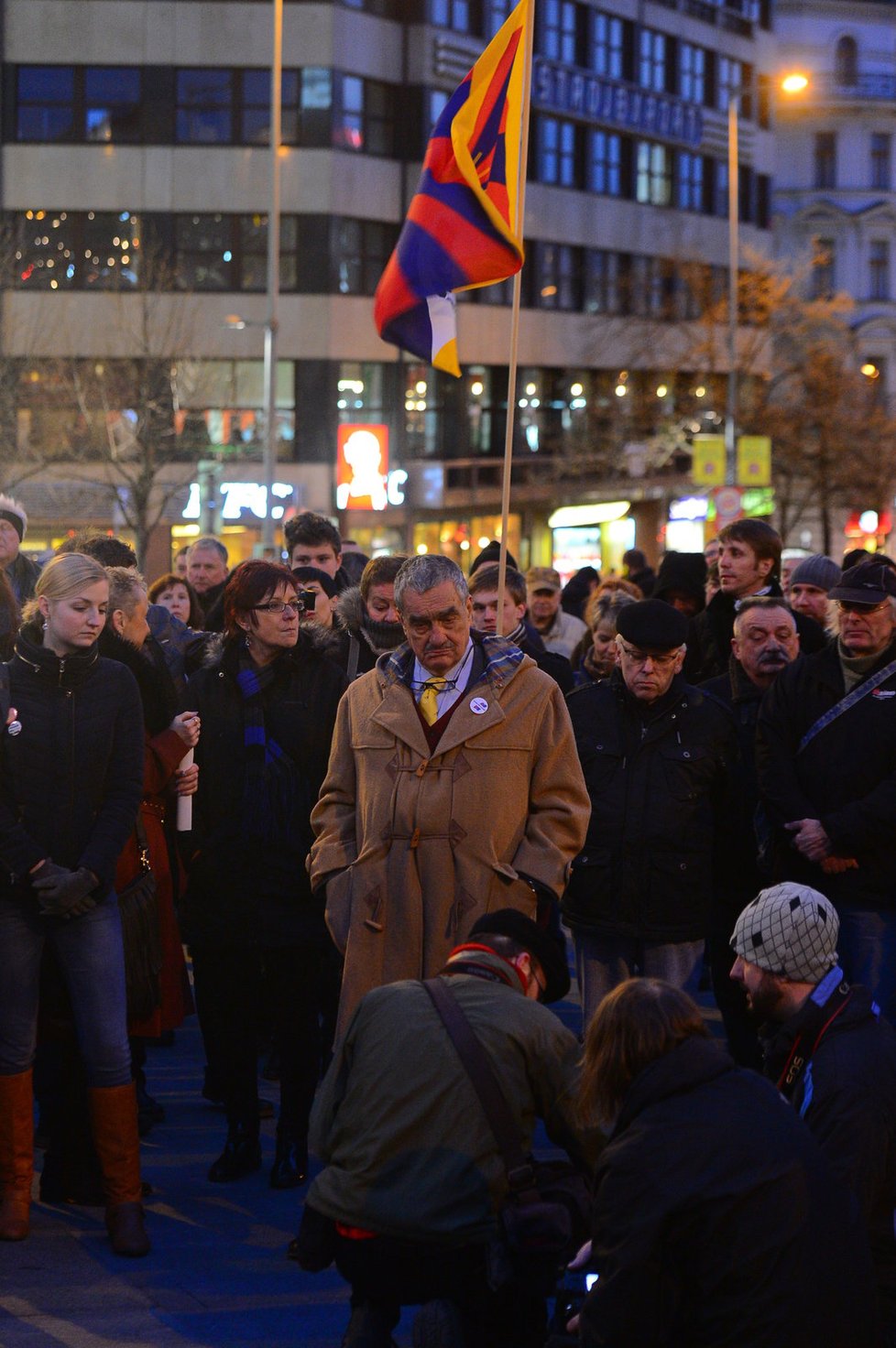 Karel Schwarzenberg 25. února 2016 na Václavském náměstí během demonstrace &#34;Oligarchům zvoní hrana&#34;