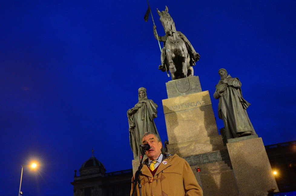 Karel Schwarzenberg 25. února 2016 na Václavském náměstí během demonstrace „Oligarchům zvoní hrana“