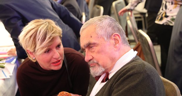 Schwarzenberg ohluchl a nevidí na oko: „Snad ještě nezemřu.“ A zmínil životy Romů v ČR