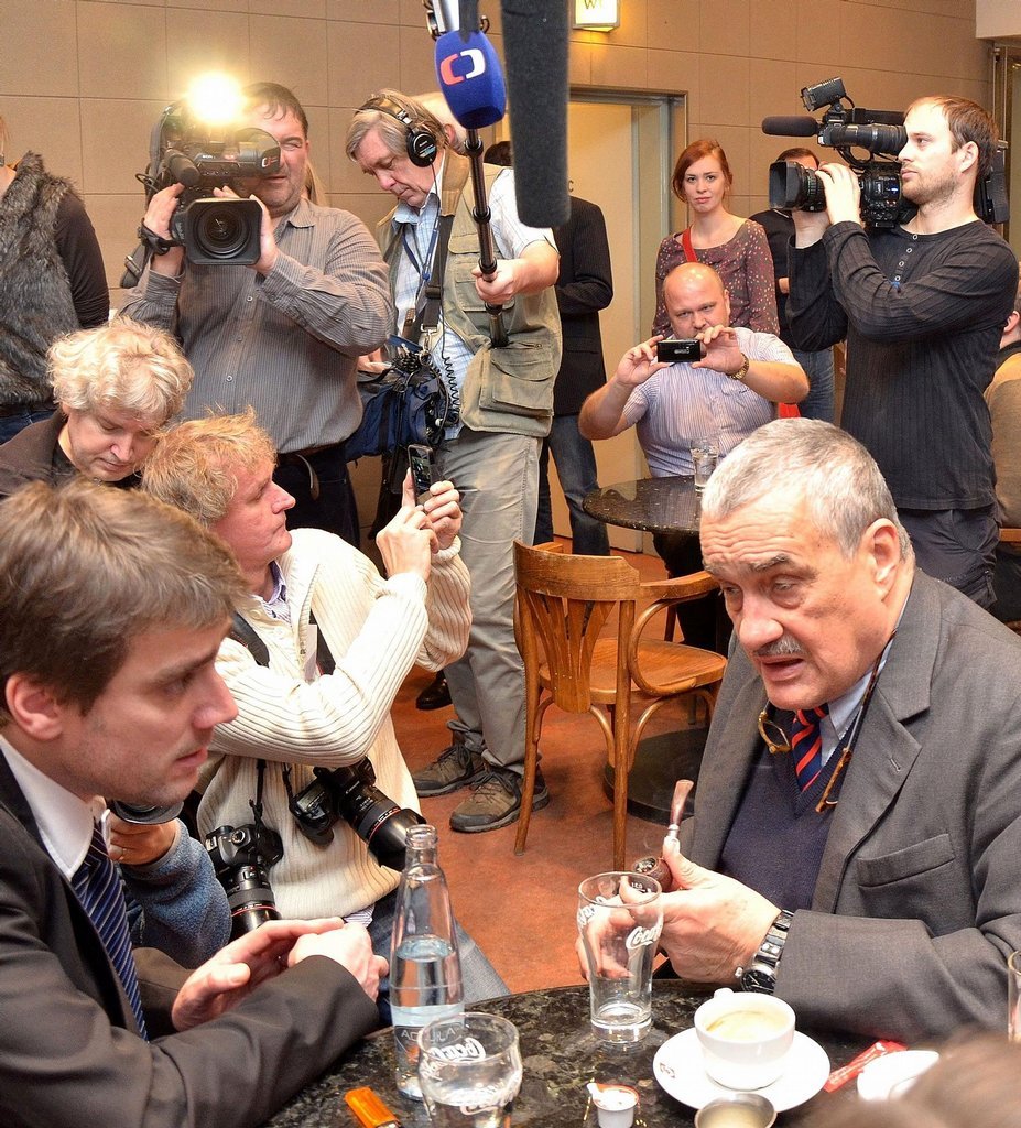 Karel Schwarzenberg v kroužku novinářů