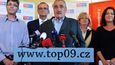 Karel Schwarzenberg ve volebním štábu TOP 09. Vzadu zleva Martin Gregora, Miroslav Kalousek, Michaela Vojtová a Helena Langšádlová.