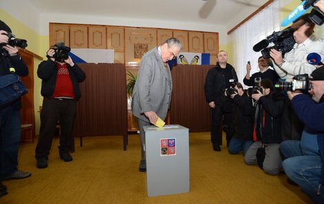 Karel Schwarzenberg vhodil při prezidentské volbě do urny lístek bez obálky.