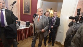 Poražený prezidentský kandidát Karel Schwarzenberg přichází na tiskovou konferenci.