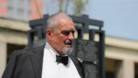 Karel Schwarzenberg na posledním rozloučení s Jiřím Stránským (10.6.2019)